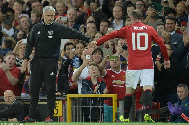 Sir Alex, David Moyes chung kien tran dau tri an Rooney hinh anh 11