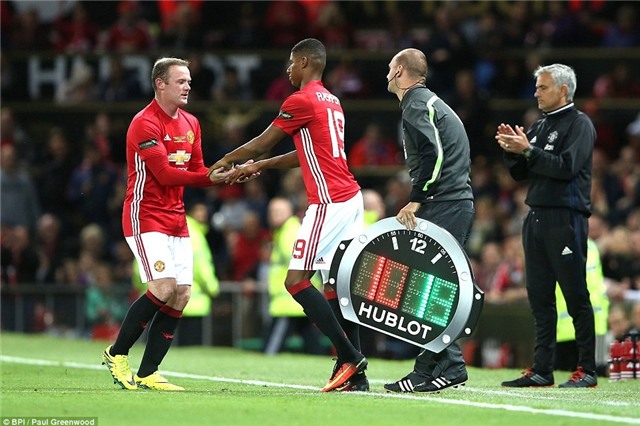 Sir Alex, David Moyes chung kien tran dau tri an Rooney hinh anh 12