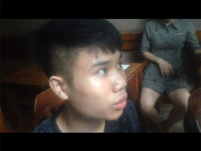 Người may mắn chạy thoát thân trước khi cả ngôi nhà đổ sập xuống. (Ảnh: Tiến Nguyên)