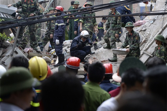 Việc cứu hộ đang được tiến hành khẩn trương và cẩn trọng. (Ảnh: Mạnh Thắng)