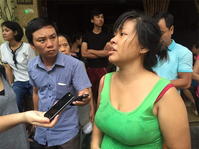 Chị Nhung kể lại sự việc, khuôn mặt vẫn rõ nét bàng hoàng. (Ảnh: Tiến Nguyên)