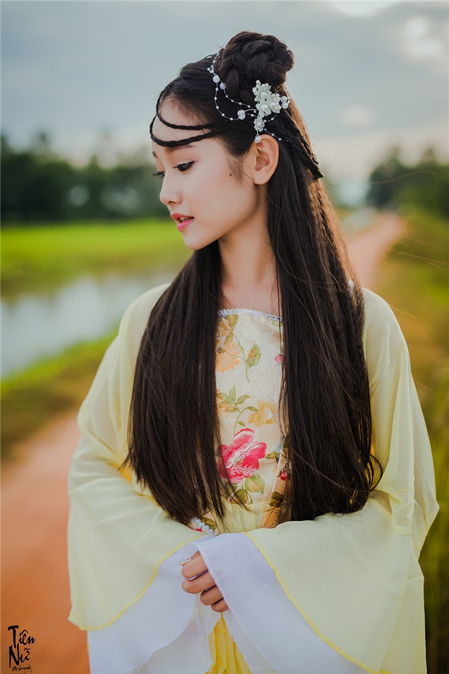 Nhân vật chính trong ảnh là Nguyễn Ngọc Anh Thư sinh năm 2001, là học sinh trường THPT Ba Gia, Quảng Ngãi.