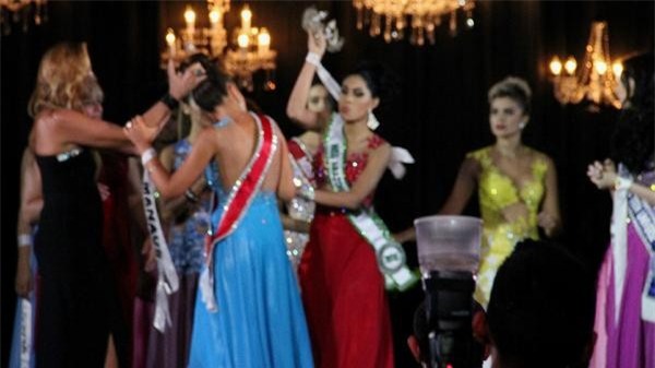 Cận cảnh pha hành xử của Á hậu 1 khi tước vương miện. Sau đó, trên trang cá nhân, Sheislane Hayalla cho biết cô làm như vậy là vì danh hiệu Hoa hậu Amazone năm nay không công bằng. Cô khẳng định Carolina dùng tiền mua giải.