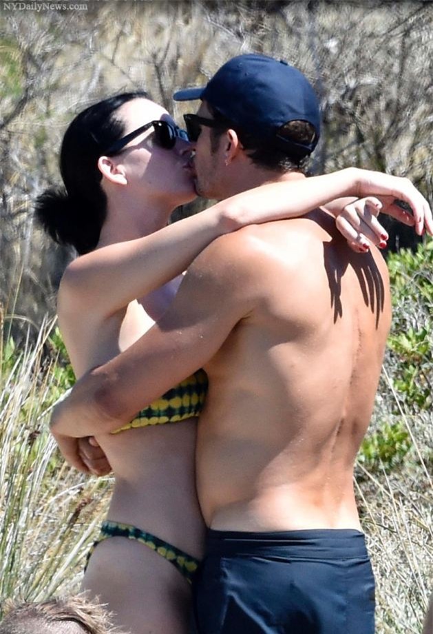 Orlando Bloom khỏa thân hoàn toàn khi đi chơi biển với Katy Perry - Ảnh 1.