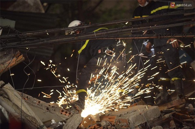 Hà Nội: Sập nhà 4 tầng giữa phố Cửa Bắc, 2 người tử vong - Ảnh 11.