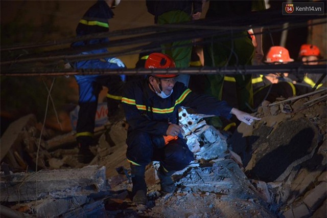 Hà Nội: Sập nhà 4 tầng giữa phố Cửa Bắc, 2 người tử vong - Ảnh 13.