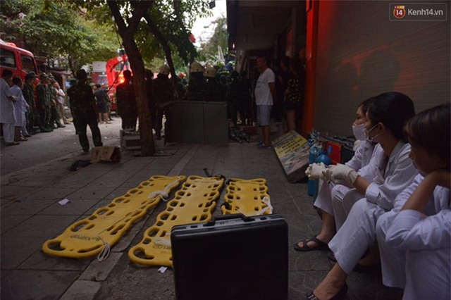 Hà Nội: Sập nhà 4 tầng giữa phố Cửa Bắc, 2 người tử vong - Ảnh 14.