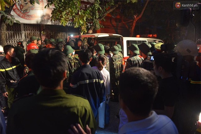 Hà Nội: Sập nhà 4 tầng giữa phố Cửa Bắc, 2 người tử vong - Ảnh 15.