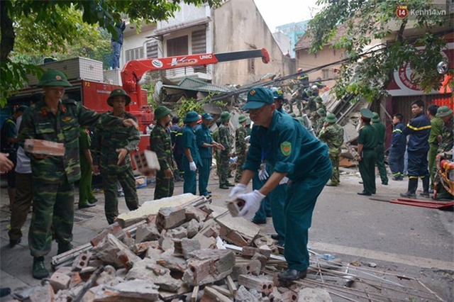 Hà Nội: Sập nhà 4 tầng giữa phố Cửa Bắc, 2 người tử vong - Ảnh 16.