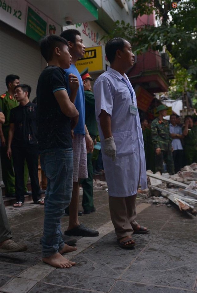 Hà Nội: Sập nhà 4 tầng giữa phố Cửa Bắc, 2 người tử vong - Ảnh 17.
