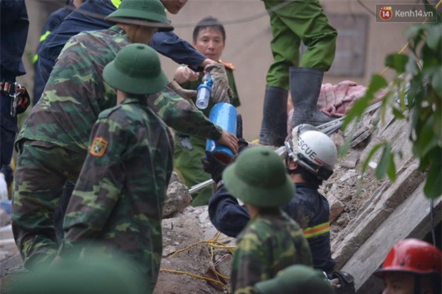 Hà Nội: Sập nhà 4 tầng giữa phố Cửa Bắc, 2 người tử vong - Ảnh 20.