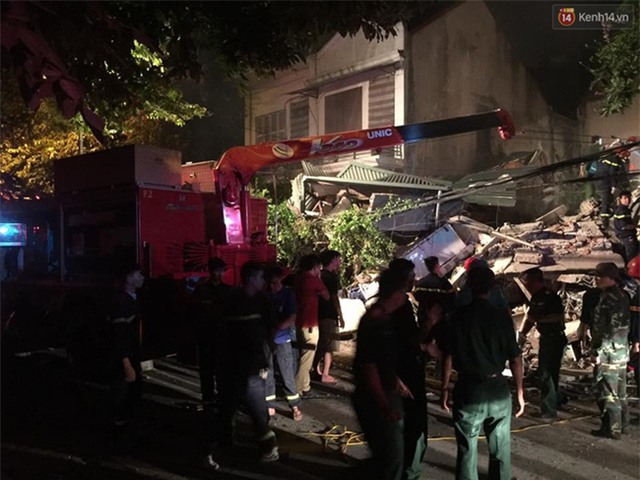Hà Nội: Sập nhà 4 tầng giữa phố Cửa Bắc, 2 người tử vong - Ảnh 3.