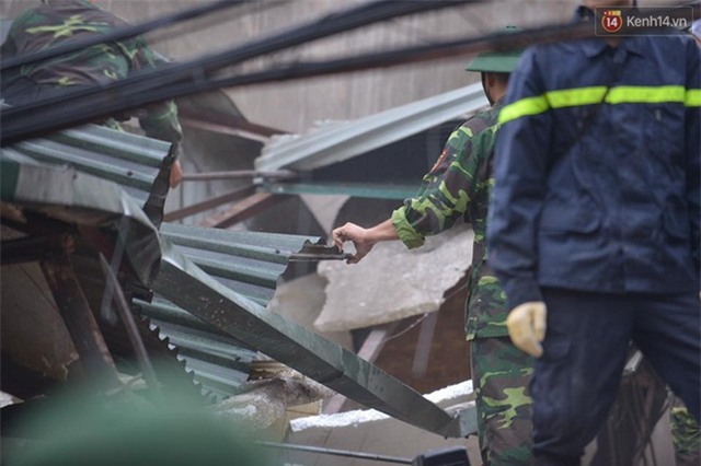 Hà Nội: Sập nhà 4 tầng giữa phố Cửa Bắc, 2 người tử vong - Ảnh 22.