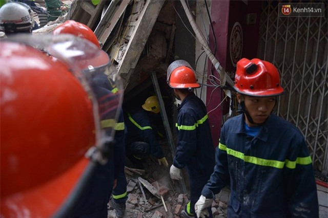 Hà Nội: Sập nhà 4 tầng giữa phố Cửa Bắc, 2 người tử vong - Ảnh 23.