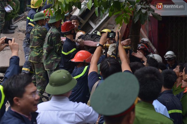Hà Nội: Sập nhà 4 tầng giữa phố Cửa Bắc, 2 người tử vong - Ảnh 24.