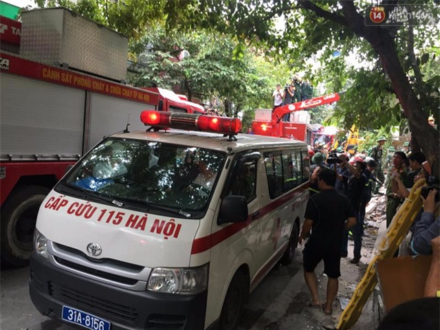 Hà Nội: Sập nhà 4 tầng giữa phố Cửa Bắc, 2 người tử vong - Ảnh 25.