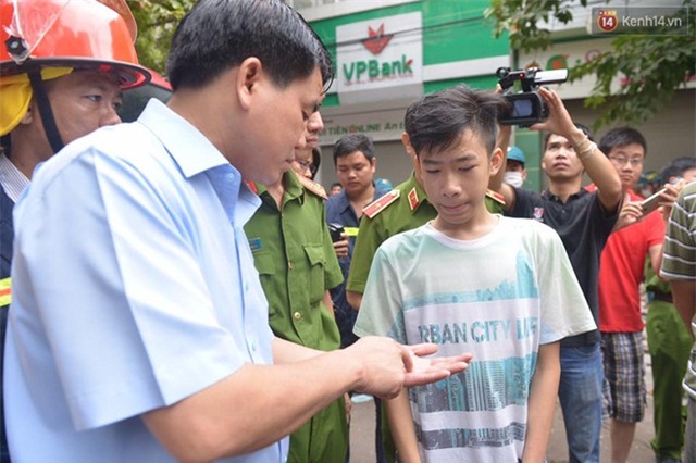 Hà Nội: Sập nhà 4 tầng giữa phố Cửa Bắc, 2 người tử vong - Ảnh 27.