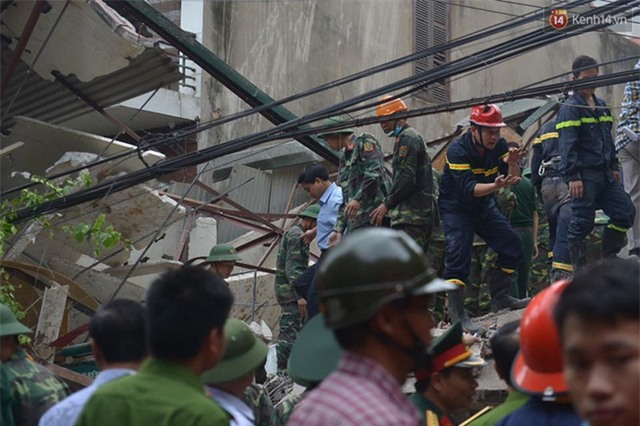 Hà Nội: Sập nhà 4 tầng giữa phố Cửa Bắc, 2 người tử vong - Ảnh 28.