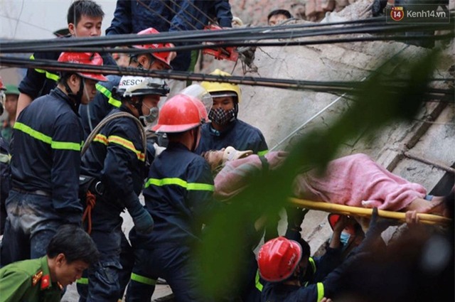 Hà Nội: Sập nhà 4 tầng giữa phố Cửa Bắc, 2 người tử vong - Ảnh 29.