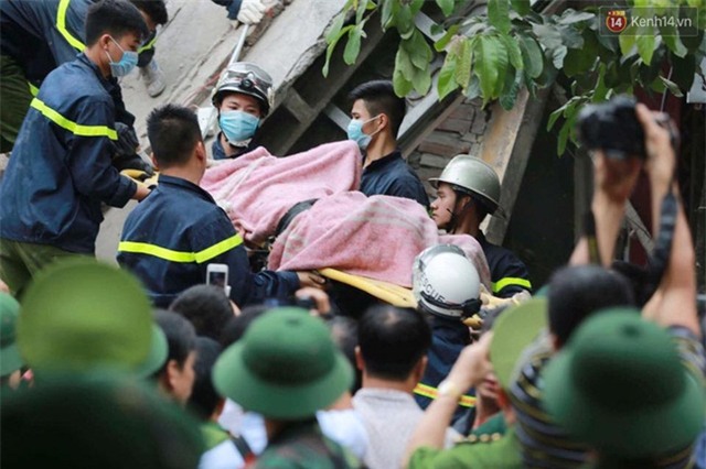 Hà Nội: Sập nhà 4 tầng giữa phố Cửa Bắc, 2 người tử vong - Ảnh 31.