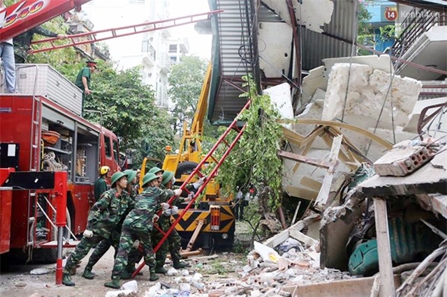 Hà Nội: Sập nhà 4 tầng giữa phố Cửa Bắc, 2 người tử vong - Ảnh 33.