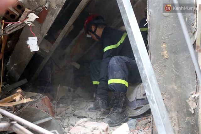 Hà Nội: Sập nhà 4 tầng giữa phố Cửa Bắc, 2 người tử vong - Ảnh 34.