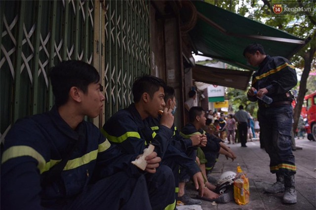 Hà Nội: Sập nhà 4 tầng giữa phố Cửa Bắc, 2 người tử vong - Ảnh 35.