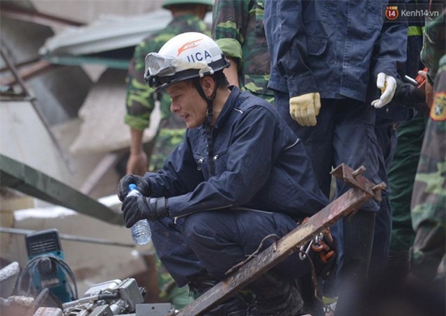 Hà Nội: Sập nhà 4 tầng giữa phố Cửa Bắc, 2 người tử vong - Ảnh 36.