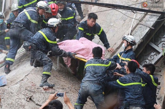 Hà Nội: Sập nhà 4 tầng giữa phố Cửa Bắc, 2 người tử vong - Ảnh 37.