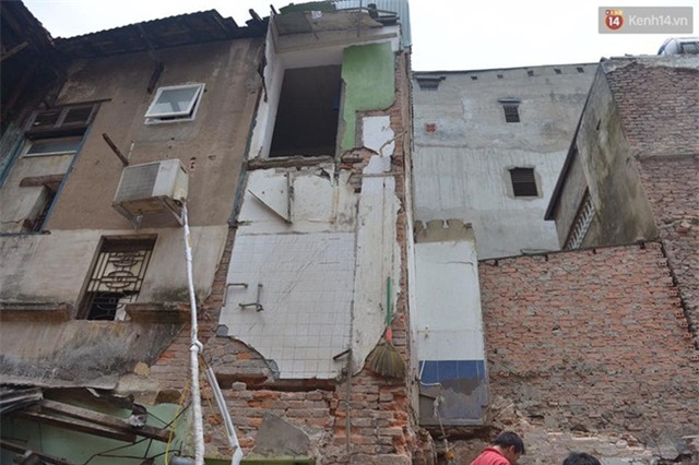 Hà Nội: Sập nhà 4 tầng giữa phố Cửa Bắc, 2 người tử vong - Ảnh 39.