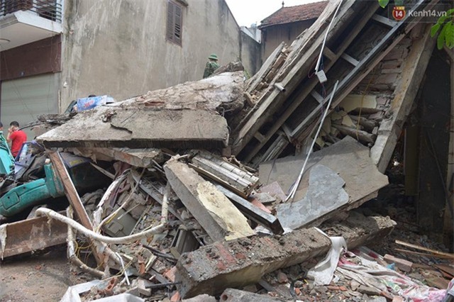 Hà Nội: Sập nhà 4 tầng giữa phố Cửa Bắc, 2 người tử vong - Ảnh 40.