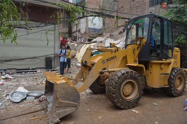 Hà Nội: Sập nhà 4 tầng giữa phố Cửa Bắc, 2 người tử vong - Ảnh 42.