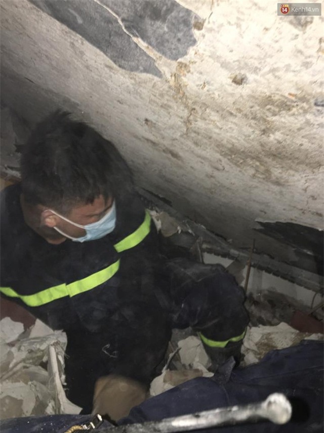 Hà Nội: Sập nhà 4 tầng giữa phố Cửa Bắc, 2 người tử vong - Ảnh 45.