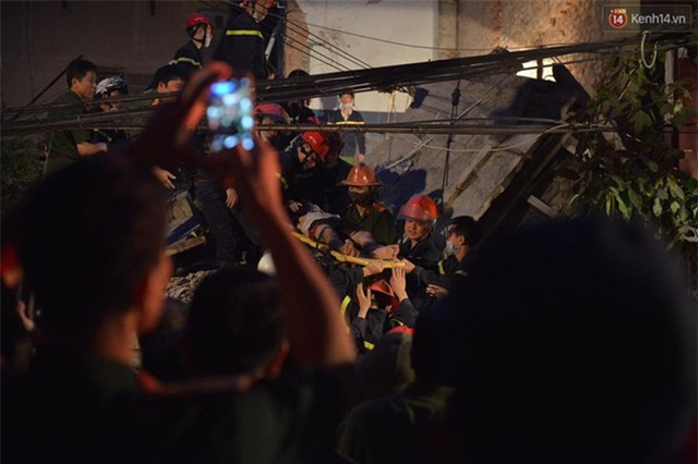 Hà Nội: Sập nhà 4 tầng giữa phố Cửa Bắc, 2 người tử vong - Ảnh 7.