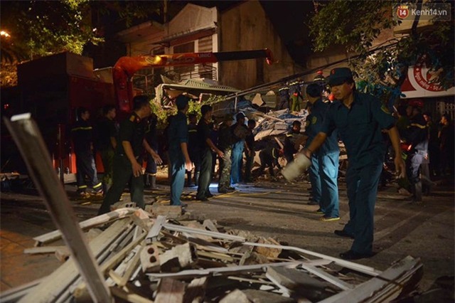 Hà Nội: Sập nhà 4 tầng giữa phố Cửa Bắc, 2 người tử vong - Ảnh 8.