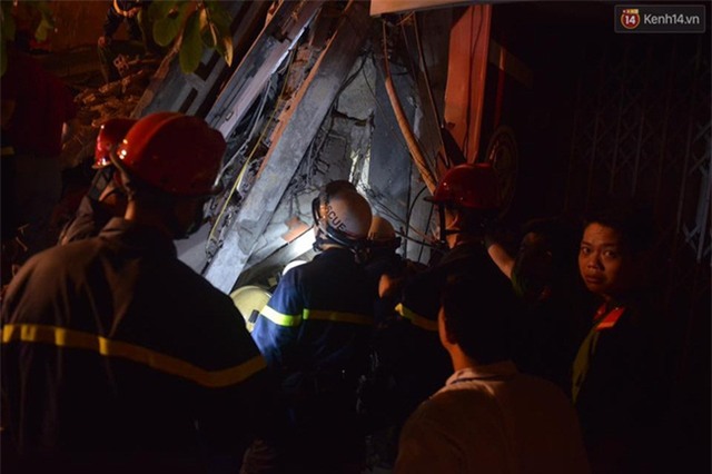 Hà Nội: Sập nhà 4 tầng giữa phố Cửa Bắc, 2 người tử vong - Ảnh 9.