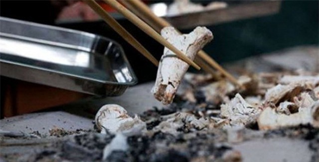 Cha ăn mày chết cháy cùng 700 triệu, hai con trai bất hiếu chết lặng