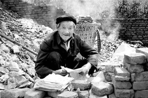 Cha ăn mày chết cháy cùng 700 triệu, hai con trai bất hiếu chết lặng - Ảnh 1.