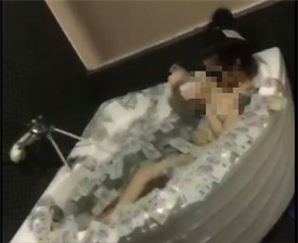 Trần tình của thiếu nữ rải 100 triệu đồng trong bồn tắm - Ảnh 1.