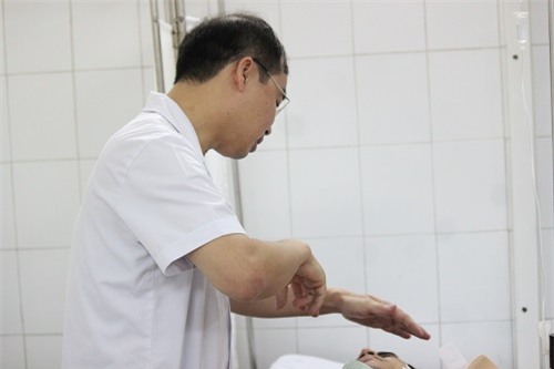 nan nhan vu sap nha rat hoang loan, co bieu hien 'hoi chung vui lap' - 2