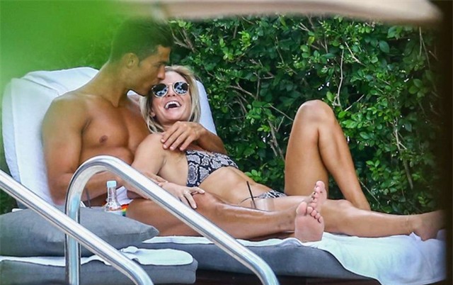 Vắng cô bạn gái nóng bỏng, Ronaldo đi bơi với gương mặt ủ rũ - Ảnh 1.