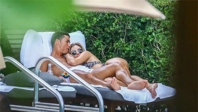 Vắng cô bạn gái nóng bỏng, Ronaldo đi bơi với gương mặt ủ rũ - Ảnh 2.