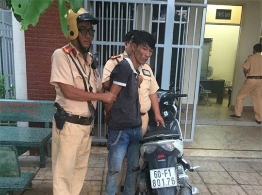 Sau 100 km truy đuổi, CSGT tóm tên trộm xe tay ga.