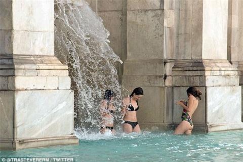 Hai nu du khach nude di an uong gay soc
