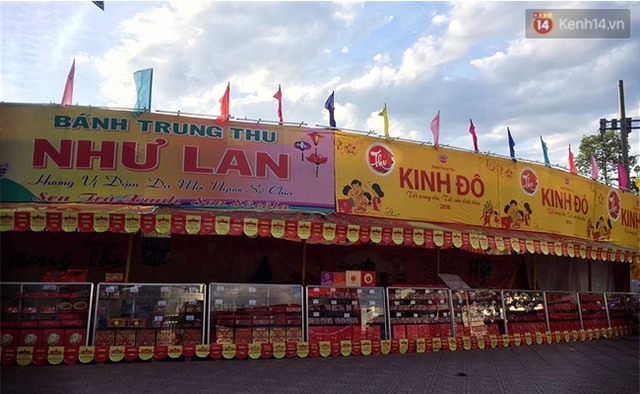 TP. HCM: Bánh trung thu mới mở bán đồng loạt nhưng đã lo sợ ế - Ảnh 2.
