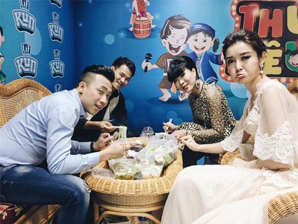 Á hậu Huyền My phụng phịu ăn mỳ đêm cùng các giám khảo trong một chương trình nghệ thuật: Hội đồng bình luận làm việc quá năng suất, từ 12h trưa đến 12h đêm lun nà.