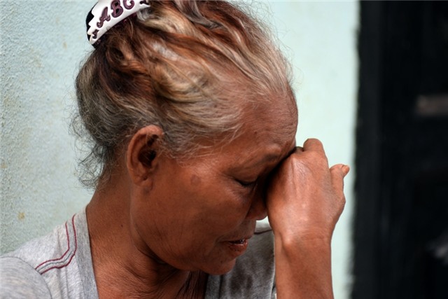 Bà Thị Ké vui cháu ruột đã trở về với gia đình, nhưng nước mắt bà lại lăn dài mỗi khi nhớ đến bé Lan Anh.