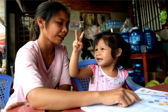 Chị Trang và niềm vui đoàn tụ bên đứa con ruột của mình, cháu Lan Anh.