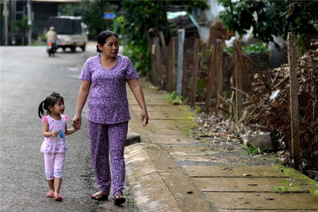 Bé Lan Anh vẫn từng ngày làm quen dần với cuộc sống mới trong vòng tay yêu thương của mọi người.