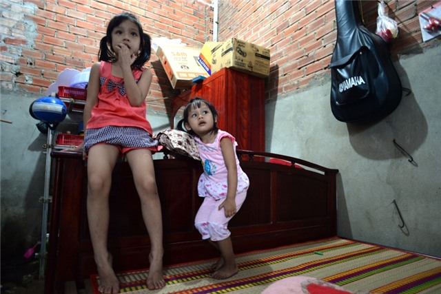 Bé Lan Anh và chị.